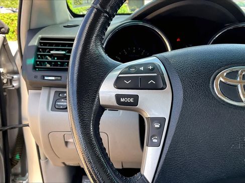 Used 2012 Toyota Highlander Limited w/ Tow Pkg FWD image 21