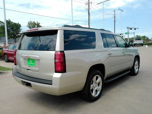 Used 2016 Chevrolet Suburban LT RWD image 6