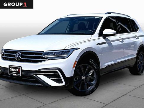 Used 2022 Volkswagen Tiguan SE FWD image 1