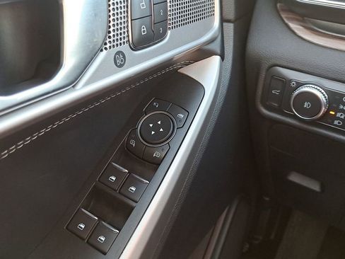 Used 2022 Ford Explorer Limited w/ Equipment Group 301A AWD/4WD image 18