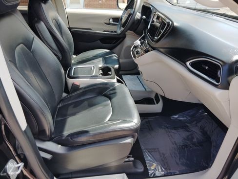 Used 2022 Chrysler Pacifica Touring-L FWD image 34