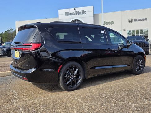 New 2026 Chrysler Pacifica Limited w/ Uconnect Theater Family Group FWD image 3