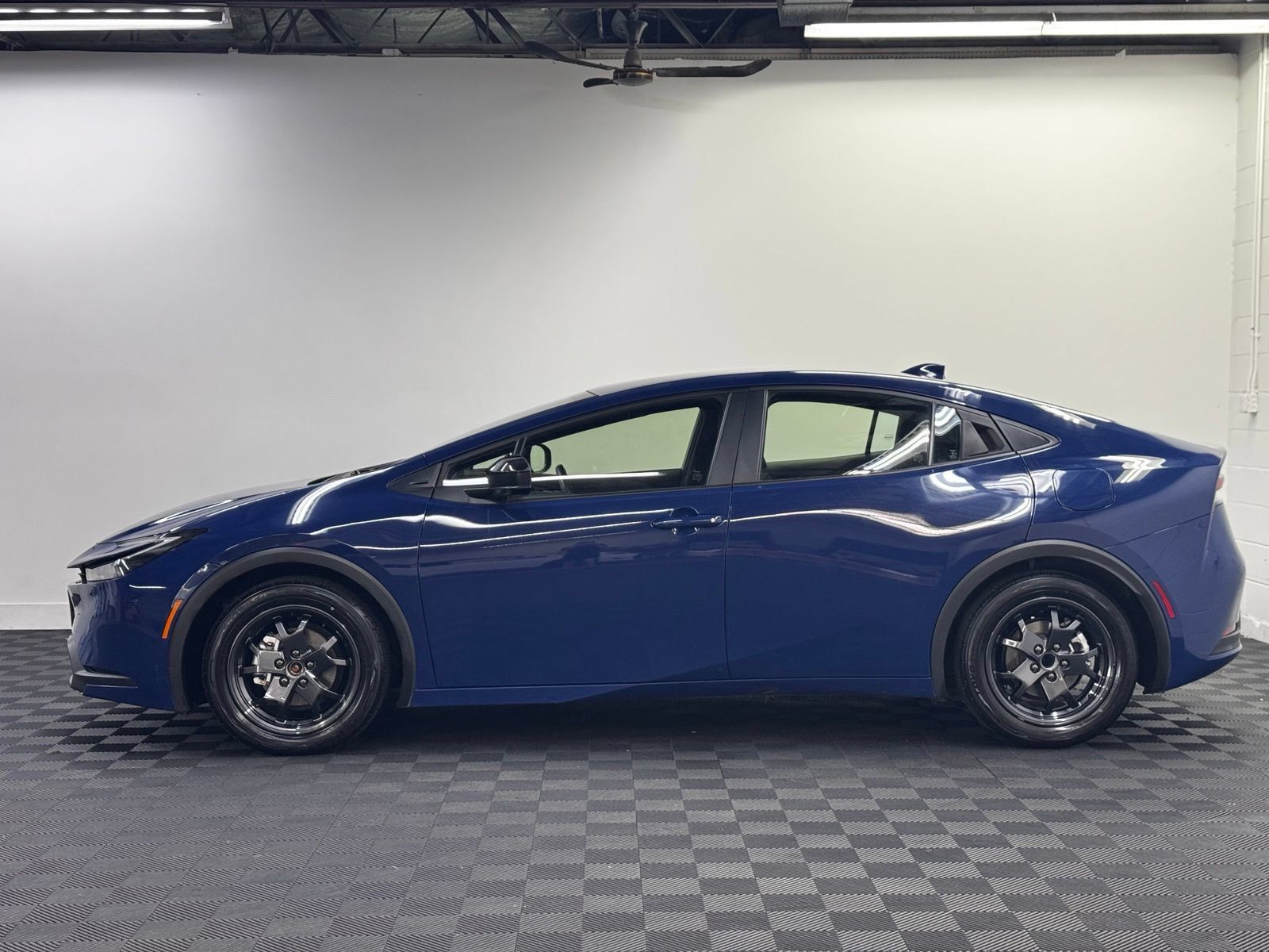 Used 2024 Toyota Prius LE FWD image 3