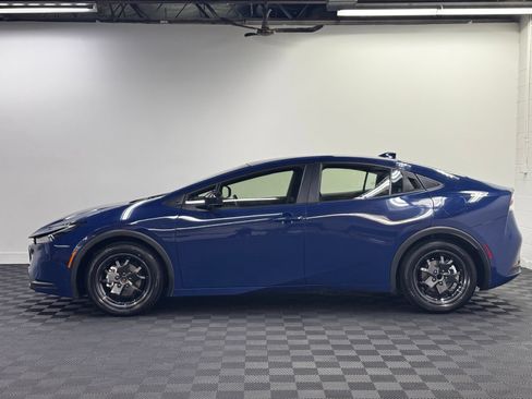 Used 2024 Toyota Prius LE FWD image 3