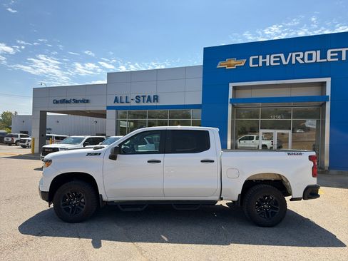 Used 2024 Chevrolet Silverado 1500 Custom Trail Boss w/ LPO, Dark Essentials Package AWD/4WD image 4