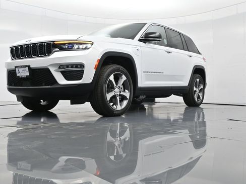 New 2025 Jeep Grand Cherokee Limited 4xe w/ Luxury Tech Group II image 32
