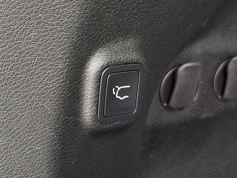 Used 2019 Jeep Cherokee Latitude Plus w/ Comfort/Convenience Group image 31