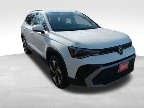 New 2025 Volkswagen Taos SE image 7