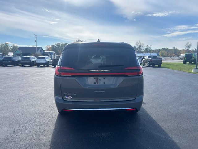 Used 2022 Chrysler Pacifica Touring-L FWD image 5
