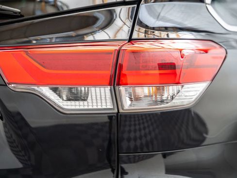Used 2017 Toyota Highlander Limited Platinum AWD/4WD image 9