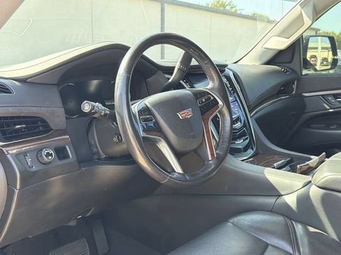 Used 2020 Cadillac Escalade 2WD image 7
