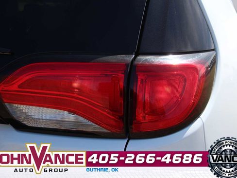 Used 2023 Chrysler Voyager LX image 10