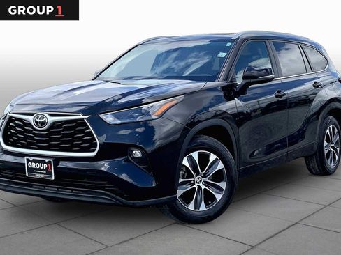 Used 2023 Toyota Highlander XLE image 1