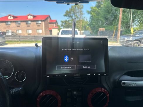 Used 2017 Jeep Wrangler Unlimited Rubicon w/ Connectivity Group AWD/4WD image 7
