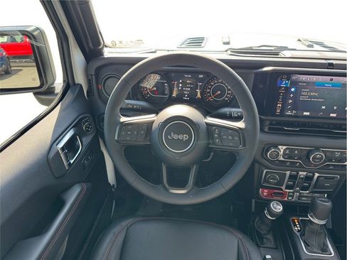 Used 2025 Jeep Gladiator Rubicon w/ Convenience Group AWD/4WD image 14
