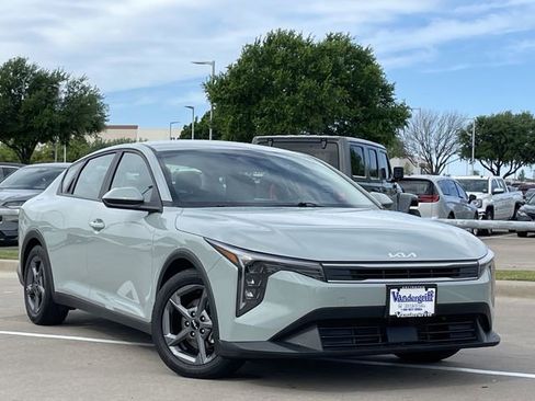 Used 2025 Kia K4 LXS image 2