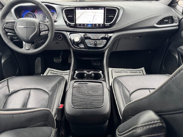 Used 2025 Chrysler Pacifica Limited FWD image 14