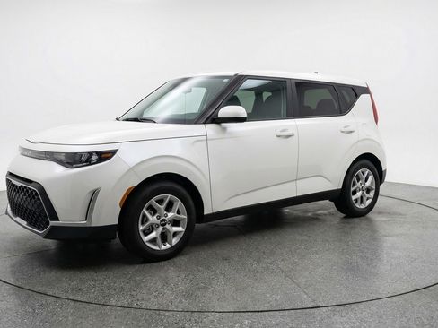Used 2025 Kia Soul LX w/ LX Technology Package FWD image 3