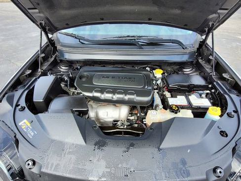 Used 2019 Jeep Cherokee Latitude Plus w/ Cold Weather Group AWD/4WD image 17