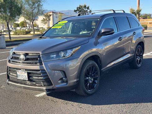 Used 2019 Toyota Highlander SE FWD image 6