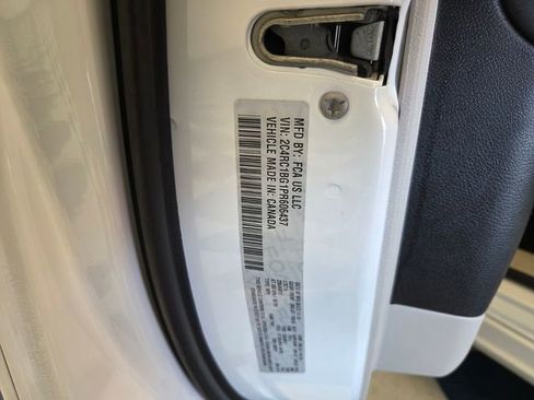 Used 2023 Chrysler Pacifica Touring-L FWD image 19
