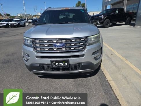 Used 2017 Ford Explorer XLT w/ Equipment Group 202A FWD image 2