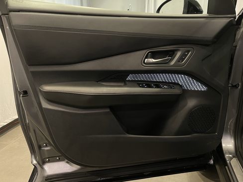 Used 2023 Nissan Ariya AWD image 12