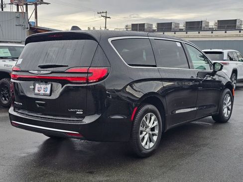 New 2026 Chrysler Pacifica Limited image 8