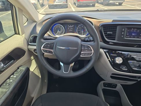 Used 2017 Chrysler Pacifica Touring FWD image 10