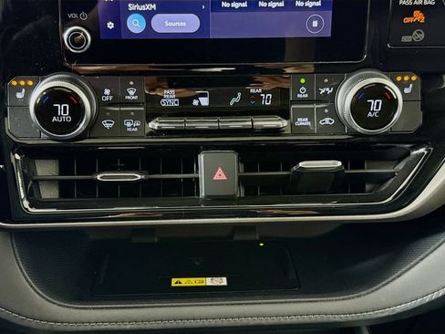 Used 2023 Toyota Highlander XLE AWD/4WD image 16