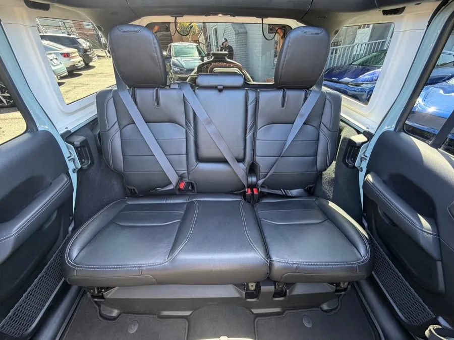 Used 2023 Jeep Wrangler Unlimited Sahara AWD/4WD image 36