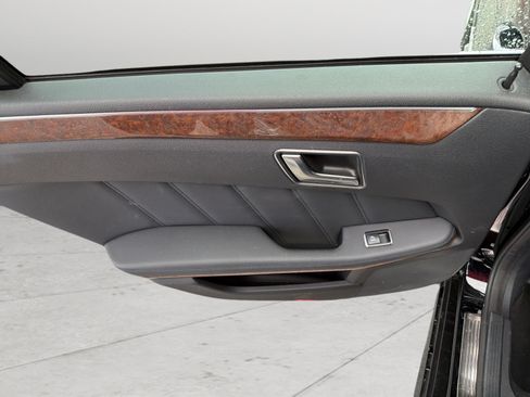 Used 2013 Mercedes-Benz E 350 Sedan image 32