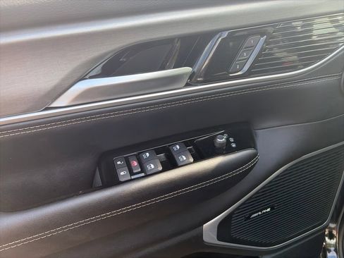 Used 2025 Jeep Wagoneer Series II AWD/4WD image 18