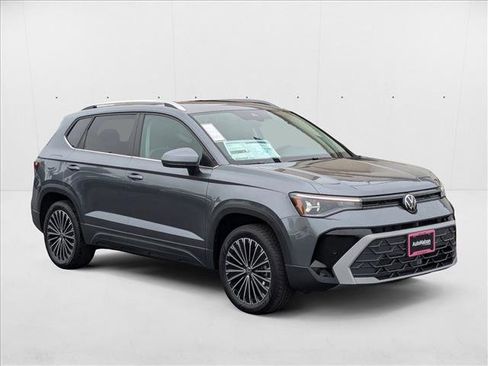 New 2025 Volkswagen Taos SE image 7