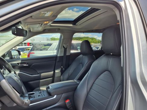 Used 2024 Toyota Highlander XLE image 7