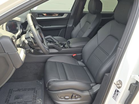 New 2025 Porsche Cayenne Coupe image 5