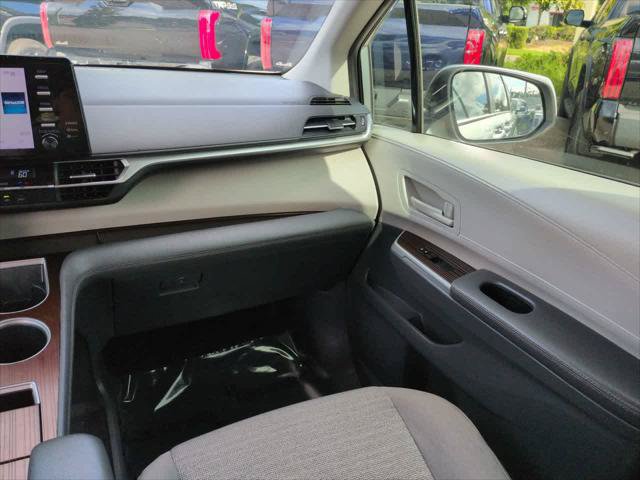 Certified 2022 Toyota Sienna LE FWD image 17