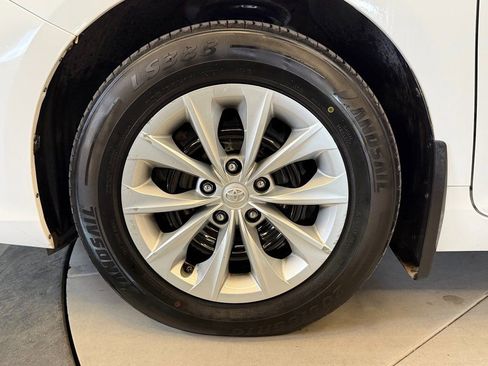 Used 2017 Toyota Camry LE image 23