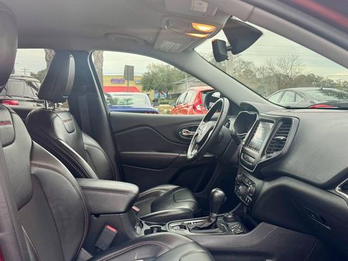 Used 2019 Jeep Cherokee Trailhawk w/ Cold Weather Group image 10