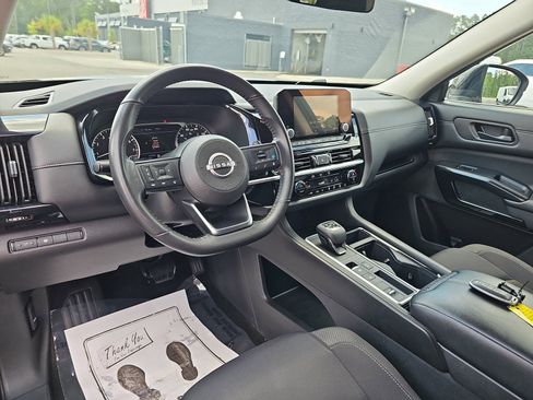 Used 2024 Nissan Pathfinder SV FWD image 18