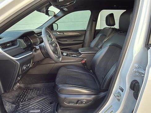 Used 2025 Jeep Grand Cherokee Altitude image 11