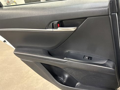 Used 2020 Toyota Camry LE image 10