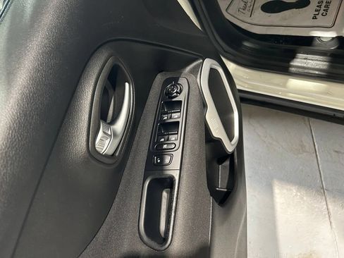 Used 2019 Jeep Renegade Latitude w/ Cold Weather Group FWD image 17