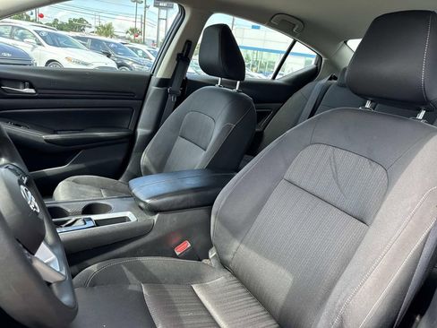 Used 2025 Nissan Altima 2.5 SV FWD image 17