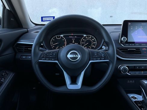 Used 2025 Nissan Altima 2.5 SV image 30