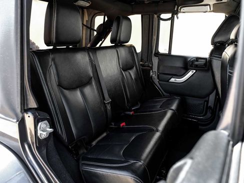 Used 2018 Jeep Wrangler Unlimited Sahara image 35