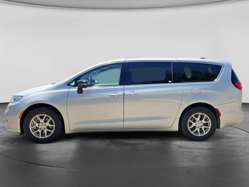 Used 2024 Chrysler Pacifica Touring-L FWD image 7