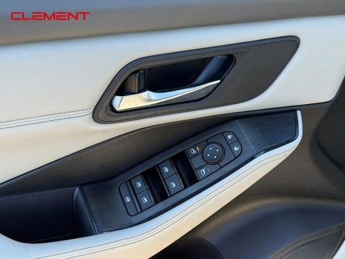 Used 2023 Nissan Rogue SV w/ SV Premium Package image 19