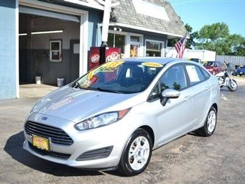 Used 2016 Ford Fiesta SE FWD image 2