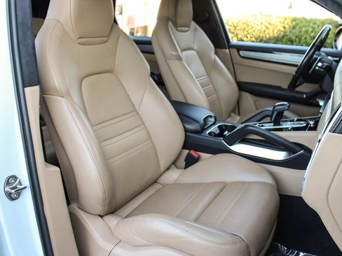 Used 2019 Porsche Cayenne Turbo AWD/4WD image 22